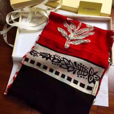 【全套原版密封包裝】Burberry2015早秋新品山羊絨“花卉”系列驚喜至極專櫃品質全世界專櫃都在賣的款數碼噴印分層顏色美豔至極。100*200cm。100%山羊絨。克重高達120g的山羊絨面料 手感細膩柔糯