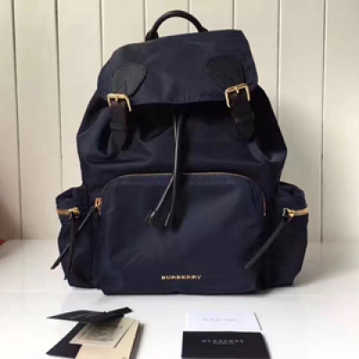 Burberry專櫃 The Rucksack 軍旅背包。中號40166221。採用柔韌的防水尼龍布料拼接牛皮搭配。既輕便又實用。 旅行首選28*11*36cm