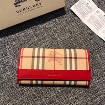 Burberry巴寶莉精製出品 大面採用經典馬仔料，內格細膩柔軟的進口小牛皮，金色五金配件專櫃品質、做工精細實物拍攝，尺寸19cm*10cm*2.5cm