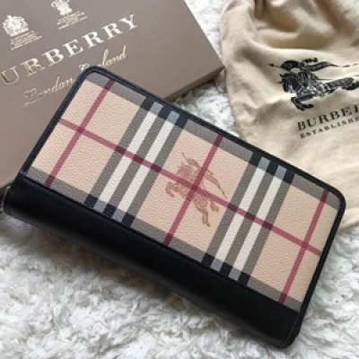 Burberry巴寶莉精製出品 大面採用經典馬仔料，內格細膩 柔軟的進口小牛皮，金色五金配件專櫃品質、做工精細實物拍攝，尺寸19cm*10cm*2.5cm