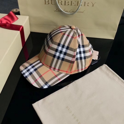 巴寶莉Burberry 18新季經典帽子！ 最高端貨來襲！濃濃的old school風，高級時髦感！ 當季每一樣單品都值得入手！ 高端對格工藝！訂制級面料櫃裡一致！ 在櫃裡買過的客戶都立馬稱讚！ 只配防塵袋