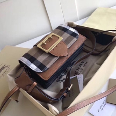 巴寶莉Burberry The Buckle 搭扣包 臻選質感皮革與英格蘭精紡的House格紋裁片 搭配精湛的手工精製緝明線設計 於義大利高級工坊匠制而成 軍裝風格的亮澤金屬搭扣裝飾取材于傳統Trench風衣 搭扣包也因