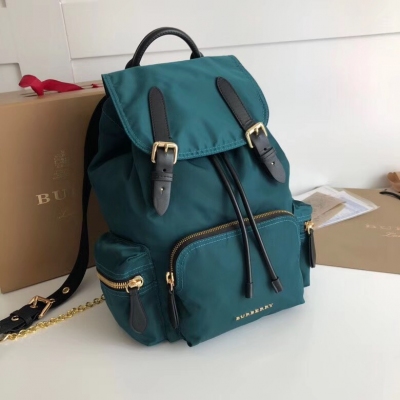 中號新款Burberry巴寶莉「The Rucksack 軍旅背包」為時裝秀主打配飾，款式輕便且防雨。肩背帶採用舒適的加墊設計。背包以標誌性 Burberry Trench 風衣的獨創面料作為靈感來源，採用與棉質嘎巴甸同