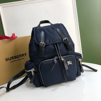 Burberry巴寶莉 經典牛皮邊飾軍旅背包，以品牌典藏的軍風包款為原型。選用防滲雨填充尼龍材質，點綴馬術騎士金屬圖案，煥新設計。尺寸：22 x 14 x 33cm