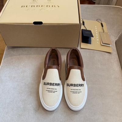 Burberry 巴寶莉2019冬季網紅爆款樂福鞋，套穿式運動鞋，修腳式設計，舒適休閒，鞋面選用進口帆布，搭配橡膠厚底設計，柔軟不累腳，鞋面經典流線設計，裝飾對比緝明線細節。size：35-40（40訂做）