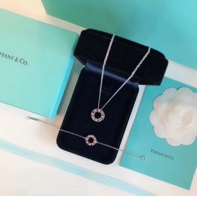 Tiffany&Co 蒂芙尼 鏤空羅馬數字圓環項鍊 手鏈 極簡主義 經典蒂芙尼祿馬系列 不褪色不過敏 精選德國進口純銀材質 百搭 項鍊/手鍊