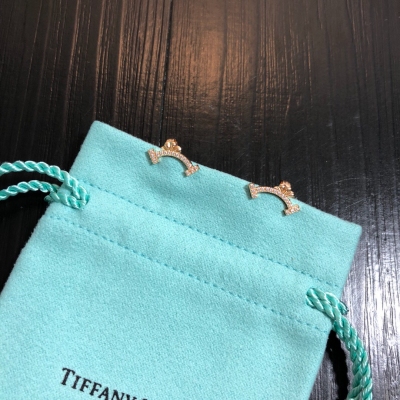 Tiffany&Co蒂芙尼微笑 笑臉 耳釘 專櫃 同步 1:1重工 以唯美 笑臉最強的靈感設計，微笑是一種最美自信，由心發出最真誠魅力。原版 高品質 18k包金打造 正品 logo 簡約精緻