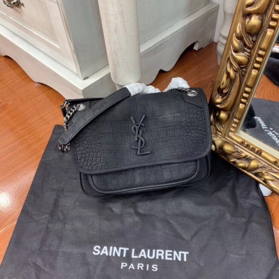 YSL聖羅蘭 Yves Saint laurent 啞光鱷魚紋現貨 最新同步款，超大容量，牛皮壓鱷魚紋，五金更是特別，工序非常複雜，給你們不一樣的視覺效果！型號：8892 尺寸：22x16.5x12cm 型號：8894