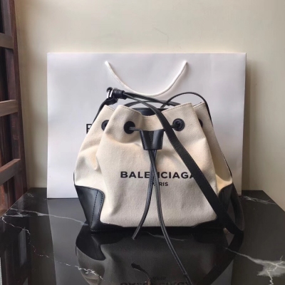 Balenciaga巴黎世家 新款帆布斜挎水桶包23cm現貨 男女通用，夏季必備潮流休閒版 原單帆布配進口小羊皮 品質超贊！105B白色