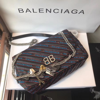 Balenciaga巴黎世家 2018最流行爆款 BB Round系列，黑皮繡藍色字，鏈條上搭配了巴黎鐵塔鏈條吊墜設計，非常獨特 個性，外觀繡著凹凸感特美的字母logo，有著現代設計感的弧形包蓋和包體，一改以往的休閒風格