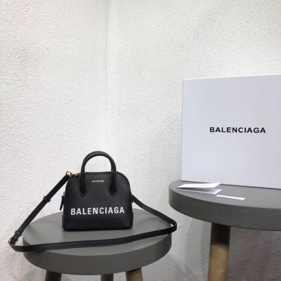 Balenciaga mini貝殼包 巴黎世家就是這麼前衛總是走在時尚的頂端，這個絕對吸人眼球不易撞包 迷你93300：18x15x8cm