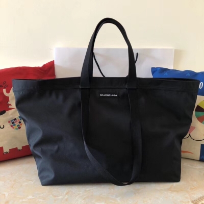 【Balenciaga巴黎世家最新品】超大宜家帆布購物袋黑色，短途旅行方便攜帶，使用輕盈舒適，特能裝，男女均可使用，黑色紅色兩個熱賣顏色，獨家現貨供應尺寸43*37*15cm，原單洗水帆布品質超贊 細節圖 編碼 406黑