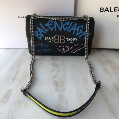 Balenciaga巴黎世家 LOCK ROUND 18SS新款塗鴉鏈條包 採用原廠進口牛皮，柔軟舒適， 時尚街頭塗鴉風格 配以進口五金配件 磁扣開合 內里拉鏈隔層 方便收納小物品 時尚百搭簡約 配全套專櫃包裝 尺寸：2