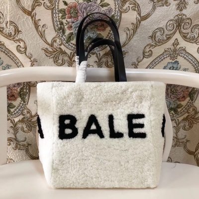 Balenciaga巴黎世家 秋冬羊羔毛大包 雙肩帶大購物包，又像個桶包 潮人必備新款，時尚一族的潮人們肯定不能錯過滴 原單羊羔毛配進口小羊皮，裡外全皮，品質超贊 尺寸：35x36x18cm，白色