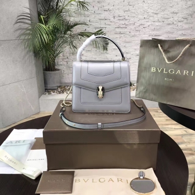 Bvlgari 全新升級版  義大利進口亮面牛皮水鴨綠  光澤度超群 手感更細膩 秒殺次貨  再次展現寶格麗品牌精髓 全新塑造都市女性清新 自信 個性鮮明一面 定制最高級別 琺瑯蛇頭扣  最新包裝禮盒 內置化妝鏡 全套禮