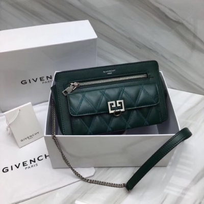 GIVENCHY紀梵希 19年秋冬最新款菱形絎縫光滑小牛皮POCKET口袋包，翻蓋飾有復古雙G金屬件，正反面配有絎縫口袋，能容收納隨身各類物品，好看又實用。尺寸：22x13x7cm，型號29919