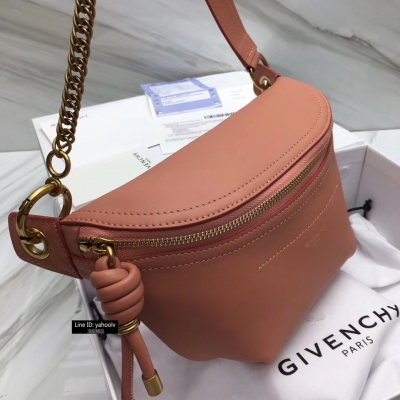 頂級原單 GIVENCHY紀梵希 ss19春夏新品“Whip”腰包，集簡約時尚美於一體，全包小牛皮製作，配可調節鏈飾皮肩帶，搭配時可以斜挎 也可當腰包來用，使用鏈條拼接皮帶設計，鏈條可搭配時髦性感的風格，皮帶搭配簡約大氣