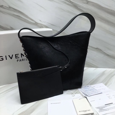 GIVENCHY紀梵希 INFINITY 桶包，市場劣質產品，我們不追求 我們的工藝 皮料 五金 蠟線全部跟足正品，決不是市場大眾貨 ，鏈條是這款包包的巧妙之處 ，恰好與包身完美的融合一體，尺寸19X19X29，袋口尺寸