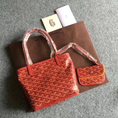 GOYARD（戈雅）成立於1853年，已超過150年的歷史，面料以麻，棉及大麻纖維混合織成後再塗上光面的樹膠醛醣，防水，結實，耐用，備受明星，王室，貴族的熱捧 迷你新款購物袋出貨嘍，現貨有做11個顏色，正品購入打造，絕對