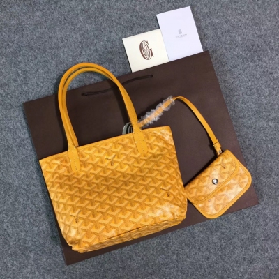 GOYARD（戈雅）成立於1853年，已超過150年的歷史，面料以麻，棉及大麻纖維混合織成後再塗上光面的樹膠醛醣，防水，結實，耐用，備受明星，王室，貴族的熱捧 迷你新款購物袋出貨嘍，現貨有做11個顏色，正品購入打造，絕對