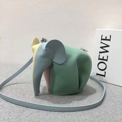 【羅意威Loewe】Elephant  Ralnbow Mini bag大象包馬卡龍拼色出貨，採用手感柔軟小牛皮多色拼接精心製作，其絢麗多彩的顏色讓你的春夏搭配更加光彩奪目。尺寸20*15*10cm. 配包裝