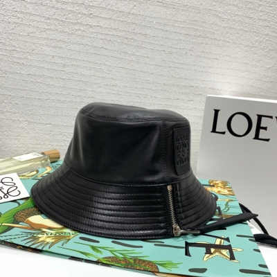 LOEWE羅意威 FLSHERMAN HAT 眾多明星及網紅追捧的帽子出貨，選用進口質感柔軟細膩的綿羊皮精緻而成，追求時尚的你趕緊也來一頂，真的超美，大愛 。款號182