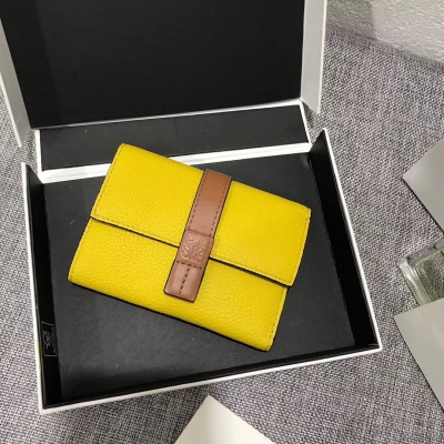 LOEWE羅意威 Small vertical wallet系列短錢夾出貨，選用質感柔軟珠地小牛皮搭撞色小牛皮，內有拉鍊口袋、卡位及插袋，喼紐開關，精緻、實用。款號3610，尺寸12*8.5cm