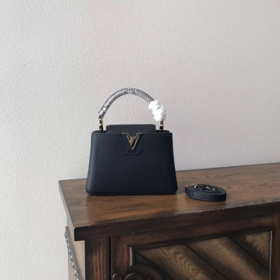 LV複刻版LOUIS VUITTON M48865黑色迷你號 路易威登首款由全粒紋Taurillon小公牛皮裁制而成的Capucines迷你手袋 頂部手柄、配有飾釘的側邊圓環以及LV標識處均裹有對比色 展現低調而細膩的奢