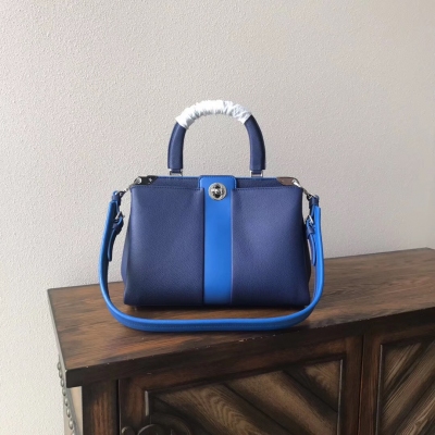 LV複刻版 路易威登 M54374 藍色 LOUIS VUITTON ASTRID 手袋風格優雅的單手柄Astrid 手袋，由精細的粒紋皮革裁制而成，配有一條柔滑的皮革肩帶。全皮拼色梅花扣女士隔層包拼色肩帶女包oo 規整