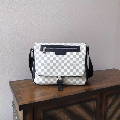 Louis Vuitton複刻版 LV N40019白格 融合經典郵差包造型與網眼布、錦綸等高性能運動設計項目的新款Matchpoint包袋。路易威登由經典Damier Cobalt塗層帆布與柔軟的Taiga皮革裁制而成