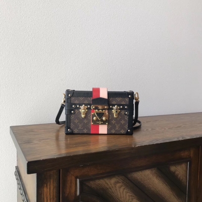 LV PETITE MALLE 路易威登手袋 Louis Vuitton M51491小花絲印 在2018早秋系列中，女裝藝術總監Nicolas Ghesquière以燈芯絨、Monogram帆布與皮革的精美組合搭配野性