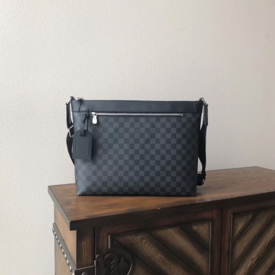 LV路易威登複刻版 Louis Vuitton N40004/N40003新款男士斜跨包MICK 中號手袋 此款纖薄的三角形Mick中號手袋為休閒造型增添幾分時尚動感的氣質。標誌性細節設計凸顯此款包袋的路易威登特質：經典