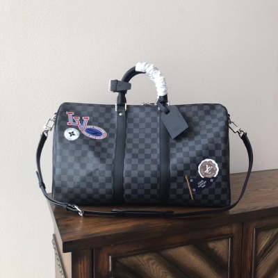 LV路易威登複刻版 Louis Vuitton N41057。2018 LV League系列，致敬路易威登的往昔與如今。將源自嘉士頓-路易威登私人藏品的經典標籤與懷舊學院風格設計相結合。此款時髦的Keepall 45旅