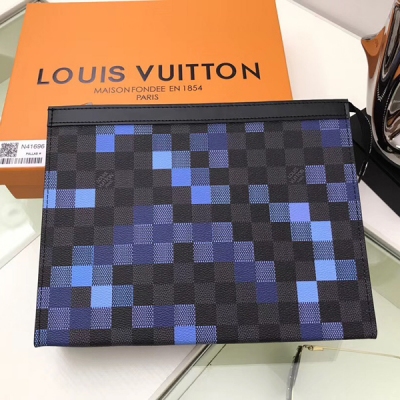 【LV路易威登頂級原單】Louis Vuitton N41696黑格配綠 此款小巧而時髦的Pochette Voyage中號手袋採用Damier Graphite格紋塗層帆布材質，功能多樣，既可作為旅行袋放于包中，亦可持