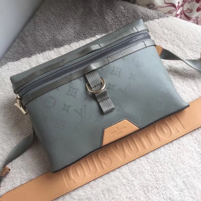 LV路易威登 Louis Vuitton MESSENGER 小號郵差包M43889便於斜挎的Messenger小號郵差包 由亮相2018秋冬男士時裝秀的Monogram Titanium帆布裁制而成 充滿未來主義氣息