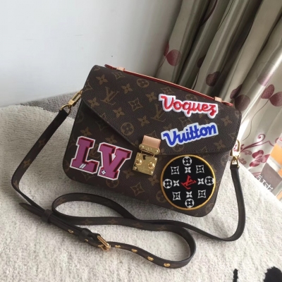 LV路易威登 Louis VuittonPOCHETTE METIS 手袋M43991 由柔軟Monogram帆布裁制而成的Pochette Metis手袋，風格優雅，縫製、刺繡及印花貼飾與Monogram花紋背景渾然一