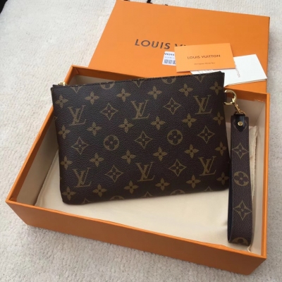 LV路易威登 M63447！Louis Vuitton 以工匠的技藝精湛著稱，罕見的設計、特殊皮革將技術創新和經典風格相結合，突出路易威登世界的存在。錢夾內部設計精巧獨特，擁有各種口袋和信用卡槽。尺寸：16×23×0.3