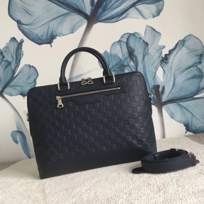 LV路易威登 AVENUE SOFT 公事包 Louis Vuitton N41020深藍（配包裝盒）此款由柔軟Damier Infini格紋皮革裁制而成的Avenue Soft公事包擁有多種背攜方式，十分實用。可存放一