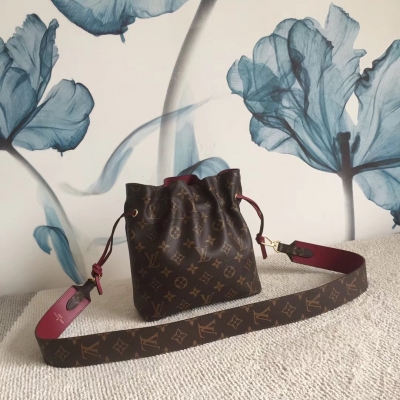 LV路易威登 POCHE Noah 福袋 Louis Vuitton M43445完美地將電子配件或美容用品放在袋子或手提箱裡。這是在打包藝術方面的專長，這個超柔軟的套件可以折疊得很好，但還能恢復到原來的形狀。尺寸:22