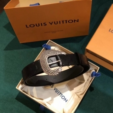 LV路易威登皮帶 M0101U ANGELS 30 毫米腰帶 LOUIS VUITTON 此款30毫米的 Angels 腰帶以時髦的小牛皮材質打造，呈現拋光光澤，格調優雅，同時彰顯品牌創意巧思。此款經典單品以標誌性 M