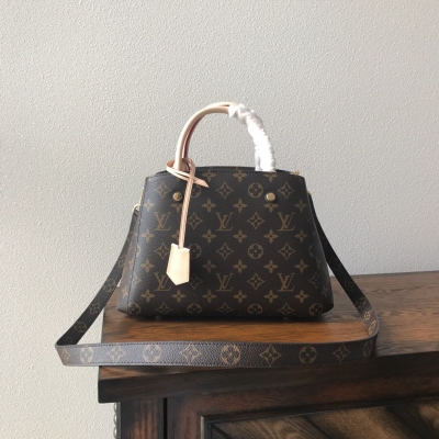 LV路易威登複刻版 蒙田小號 M41055 LOUIS VUITTON 以標誌性 Monogram 帆布製成的 Montaigne BB 手袋將俏皮挺括的外部設計與整齊有序的包內空間結合在一起，是商務包款的理想之選。 這