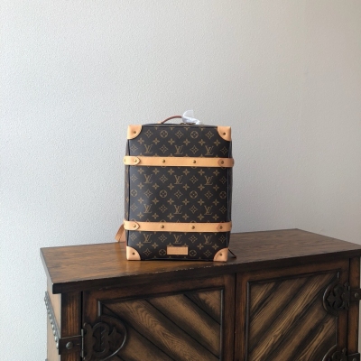 LV路易威登 M44752 現貨 LOUIS VUITTON SOFT TRUNK 小號雙肩包 26.0 x 37.0 x 14.0 cm (長 x 高 x 寬) Monogram 塗層帆布 織物內襯 牛皮飾邊 可調節皮