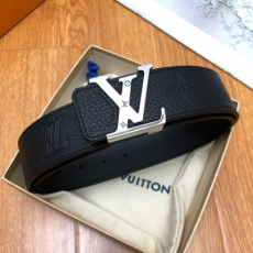 LV LOUIS VUITTON 路易威登皮帶 原單頭層牛皮水晶壓花面.內襯頭層小牛皮底，這款經典而又魅力恒久的腰帶外型寬大，帶扣和牛仔裝相得益彰，彰顯一派休閒氣息.專櫃寬度4.0cm