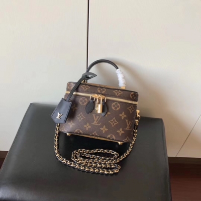 LV LOUIS VUITTON 路易威登 2020春夏款化妝包M42264 老花配黃花 此款的盥洗包是攜帶基本美容用品的個性之選！翻蓋內側的隱藏袋可存放優其貴重的私人物品！獨特的鏈子編織皮時尚潮流！尺寸！14-19-1