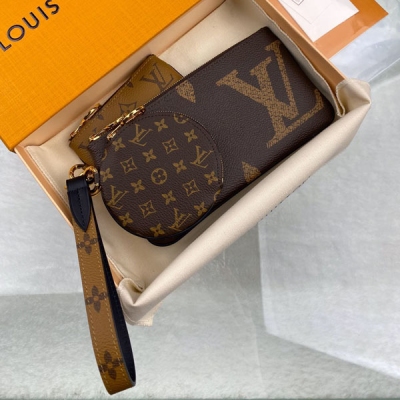 LV LOUIS VUITTON路易威登 M68756 特別介紹 海外特供（專櫃貨） 路易威登經典 Monogram 帆布於三款手拿包變幻格調，成就本款 Trio 手拿包的開創性設計。LV Circle 拉鍊提供穩妥保護