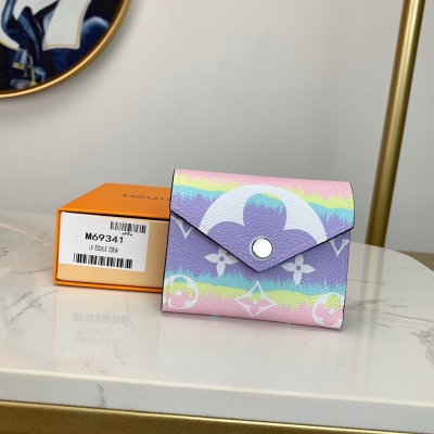 LV LOUIS VUITTON路易威登 2020新款、M69341 ZOé WALLET 這款2020夏季系列特別版Zoé錢包以不同大小和顏色的Monogram帆布展現嶄新風貌。Zoé錢包精緻小巧，可存放於小型手袋、手