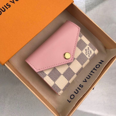 LV LOUIS VUITTON路易威登 N60168 特別介紹 海外特供（專櫃貨） Zoé 錢夾融合 Damier Azur 帆布與粉彩色調皮革勾勒信封式構型，翻蓋鑲綴金色路易威登按扣，迎接夏日清涼。小巧設計暗藏充裕空