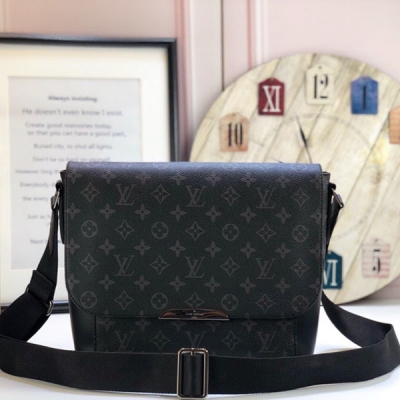 LV LOUIS VUITTON路易威登 升級版 原單品質 完美的都市包袋 此款Messenger PM Explorer小號郵差包以美麗的皮革細節搭配全新Monogram Eclipse帆布 柔軟的肩帶與輕質的帆布創造