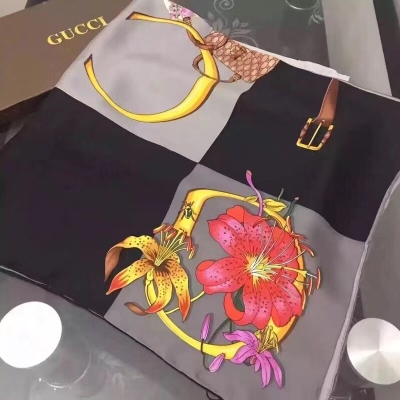 Gucci 古馳專櫃新款圍巾 美翻了 御用殿堂級極品 2018專櫃在售 斜紋真絲圖案拼圖印花設計風格 加上富有古馳特色元素圖案 美麗至極 真的 上身極為襯膚色 百搭 110x110cm 方巾100%斜紋真絲