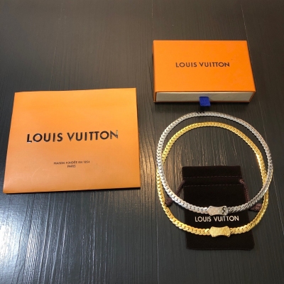 LV路易威登 LOUIS VUITTON Brassle Chennes Nanogram”是一款項鍊，路易威登的精湛工藝精製在明亮的蛇鏈上。柔軟而精緻的配件，採用雕刻金屬製成。字母圖案的花朵和前面板上的LV首字母等圖案賦